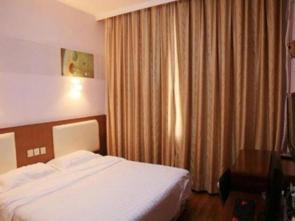 Bed in Super 8 Hotel Beijing International Exhibition Center