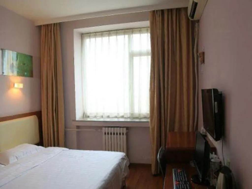 Bed in Super 8 Hotel Beijing International Exhibition Center