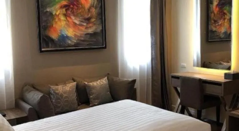 Bed in Sri U-Thong Grand Hotel