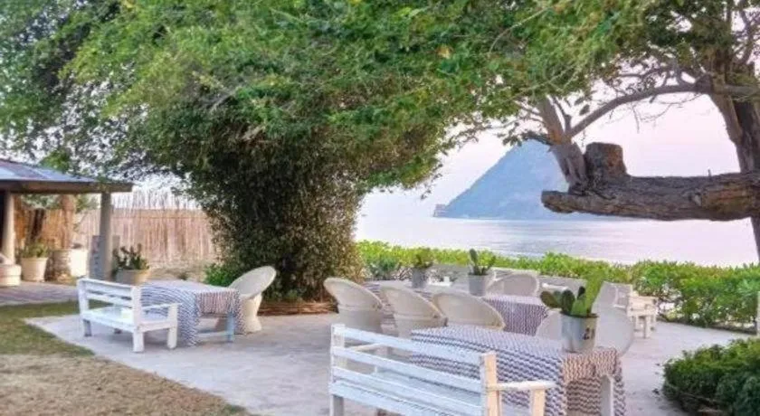 Brassiere Beach Hotel