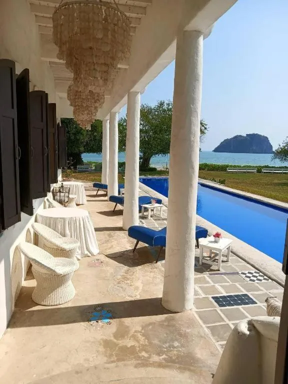 Brassiere Beach Hotel