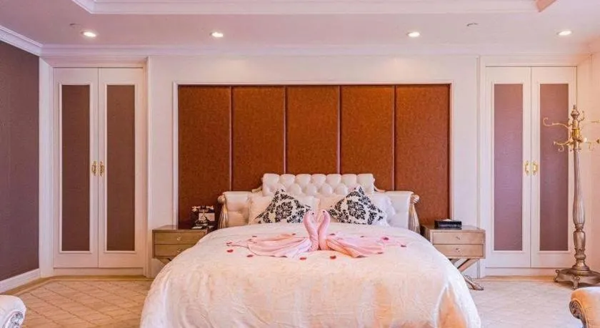 Bed in Dongguan Castfast Hotel