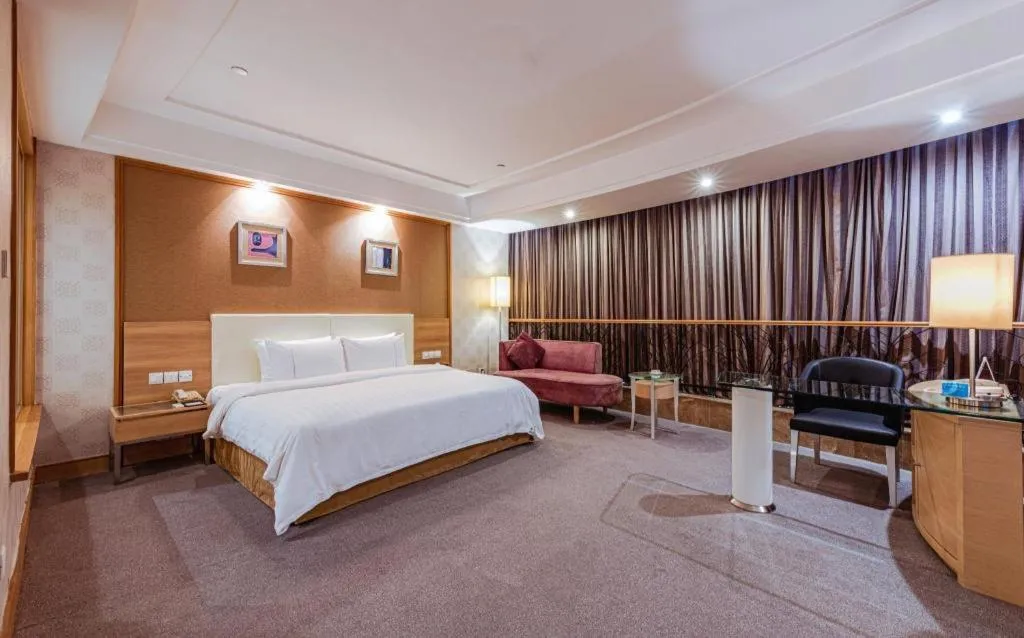 Bed in Dongguan Castfast Hotel