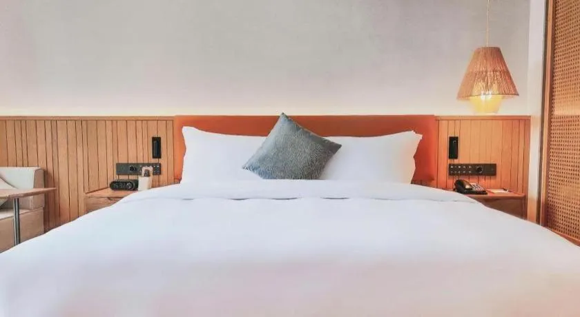 Bed in Dongguan Castfast Hotel