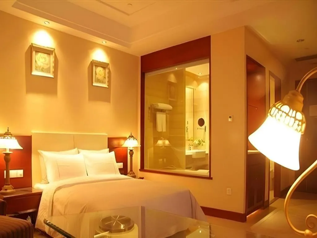 Bed in Dongguan Castfast Hotel