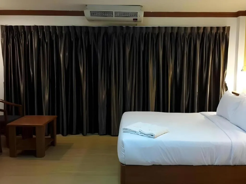 Bed in Sea Falcon on the Water