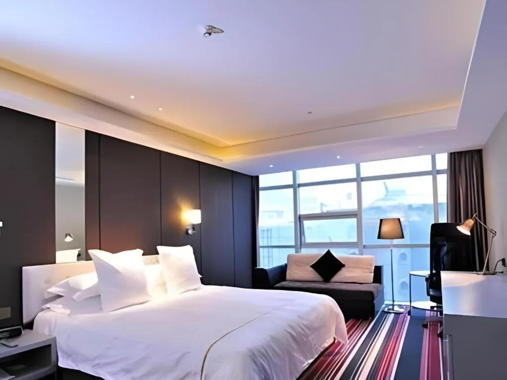 Bed in Urumqi Bayinhe Hotel