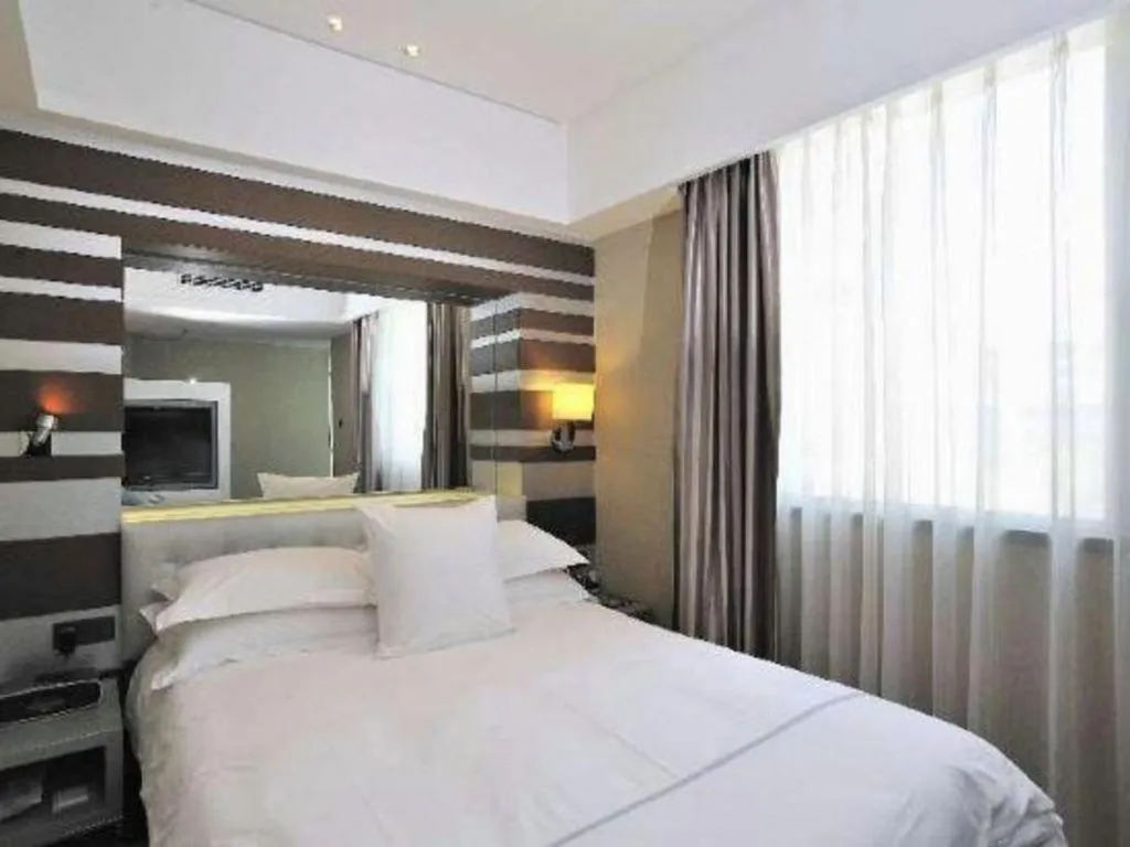 Bed in Urumqi Bayinhe Hotel