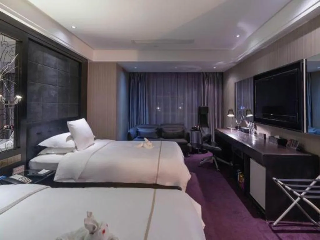 Bed in Urumqi Bayinhe Hotel