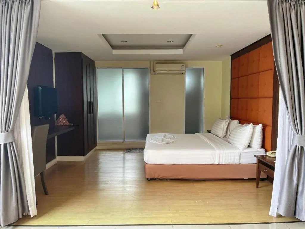 Bed in Laemchabang City Hotel
