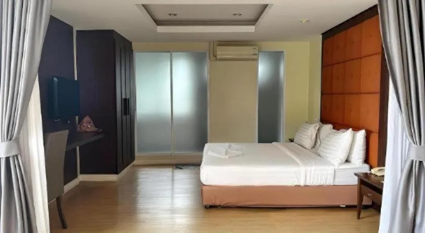 Bed in Laemchabang City Hotel
