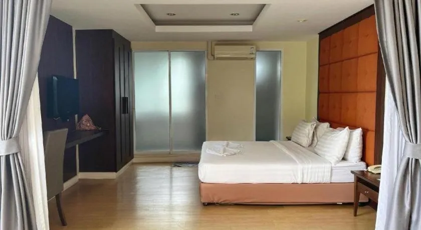 Bed in Laemchabang City Hotel