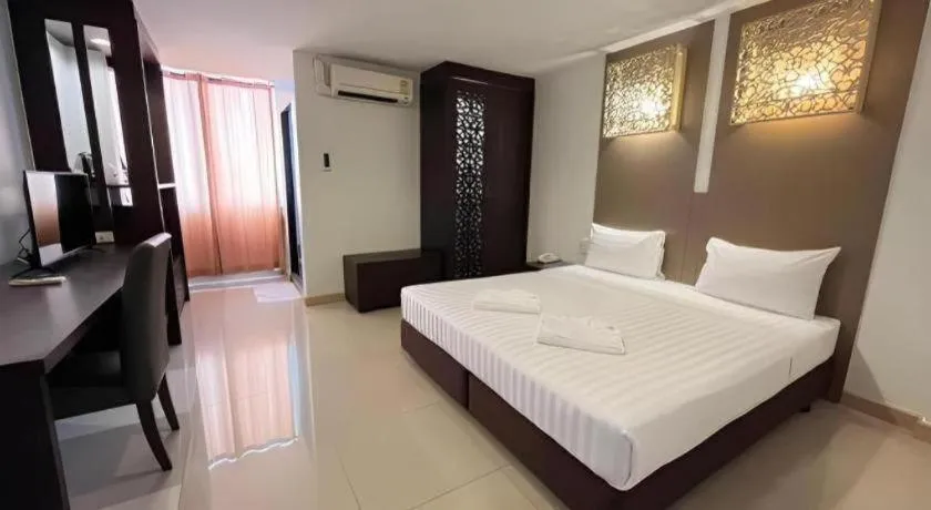Bed in Laemchabang City Hotel