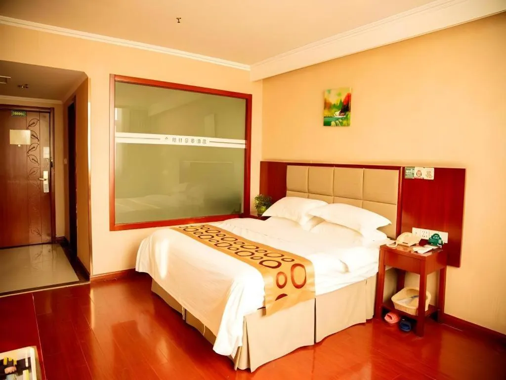 Bed in GreenTree Inn Bozhou Weiwu Road Hotel