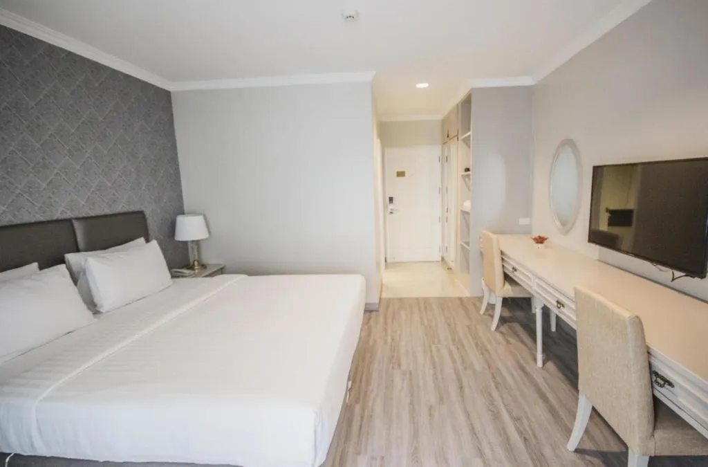 Bed in Romance Hotel Srinakarin