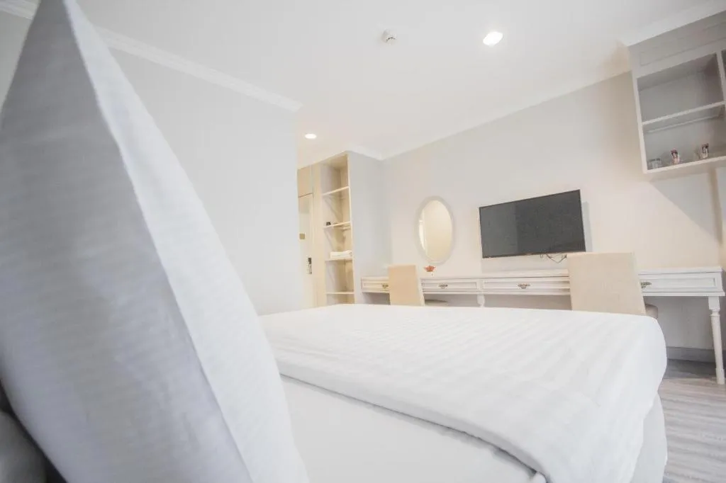 Bed in Romance Hotel Srinakarin