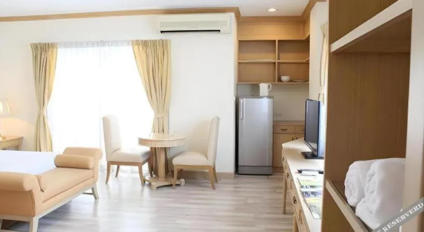 Bed in Romance Hotel Srinakarin