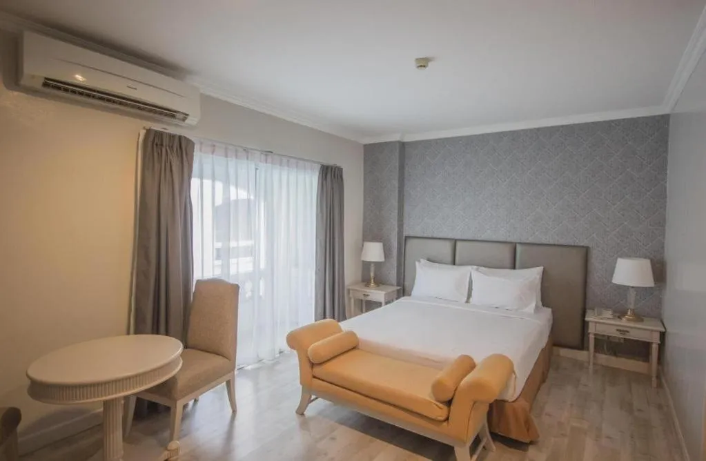 Bed in Romance Hotel Srinakarin