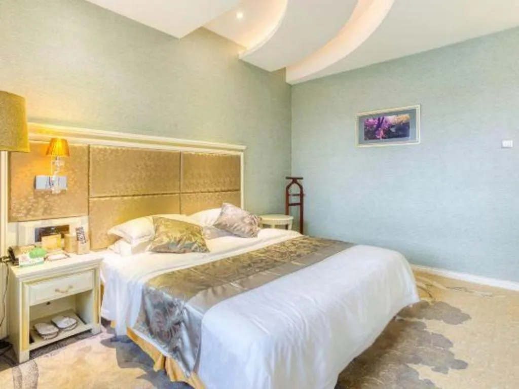 Bed in Changchun Global Hotel