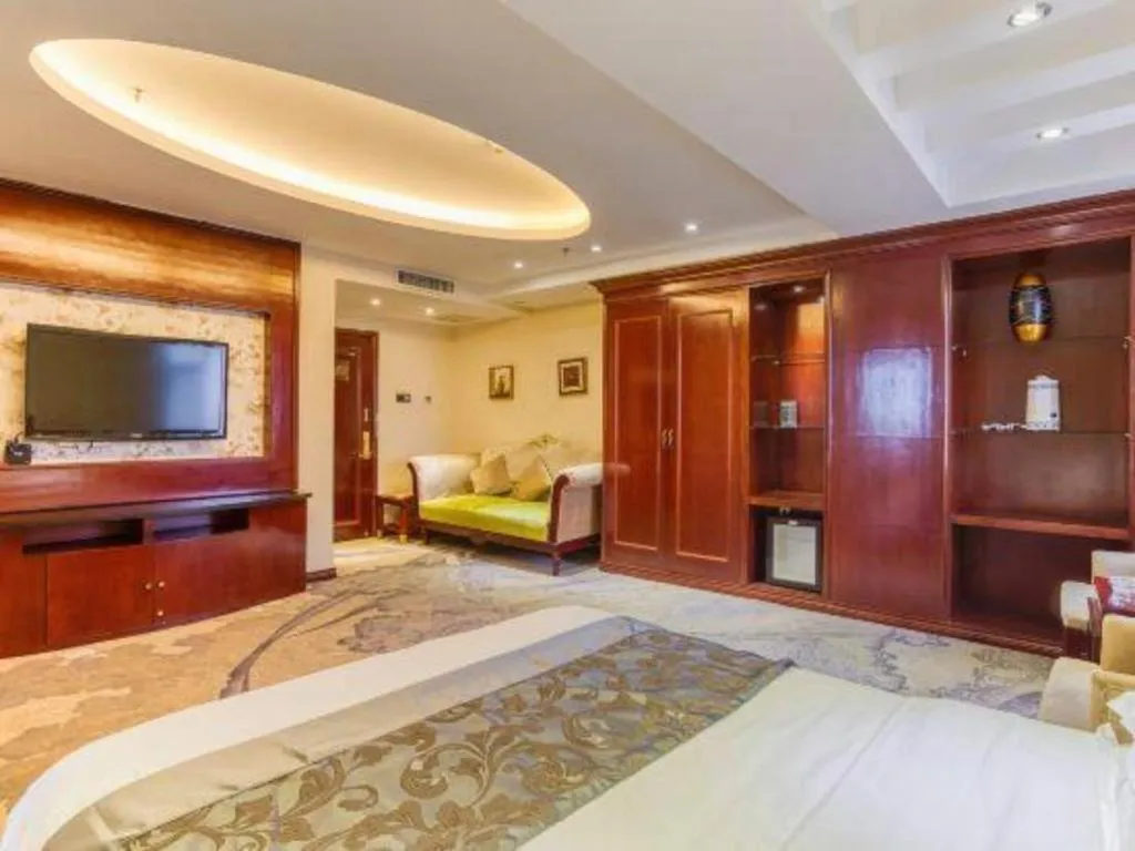 Bed in Changchun Global Hotel