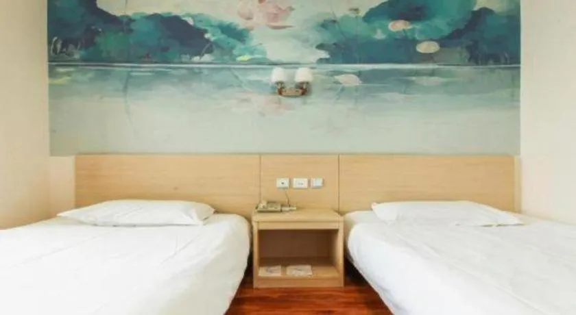Bed in Super 8 Hotel Jinan Railway Station Square