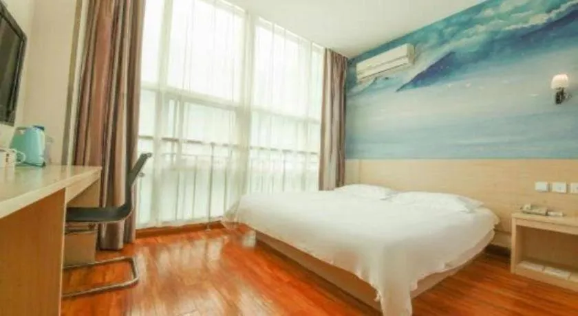 Bed in Super 8 Hotel Jinan Railway Station Square