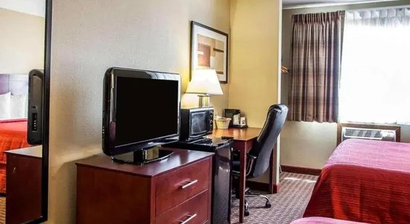 Bed in Quality Inn & Suites Davenport near I-80 Bed in Quality Inn & Suites Davenport near I-80