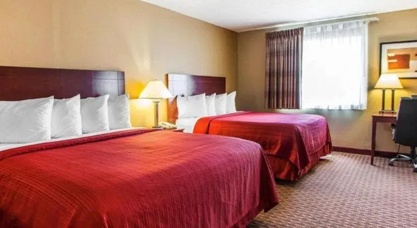 Bed in Quality Inn & Suites Davenport near I-80 Bed in Quality Inn & Suites Davenport near I-80