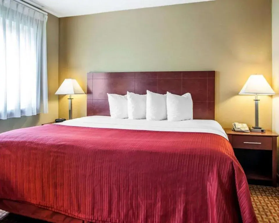 Bed in Quality Inn & Suites Davenport near I-80 Bed in Quality Inn & Suites Davenport near I-80