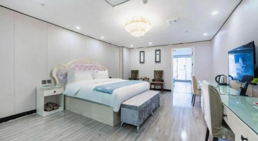 Bed in Aksu Pudong Holiday Hotel