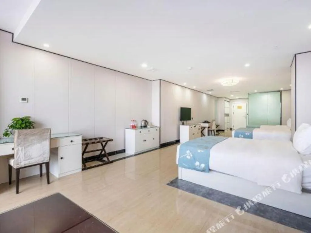 Bed in Aksu Pudong Holiday Hotel