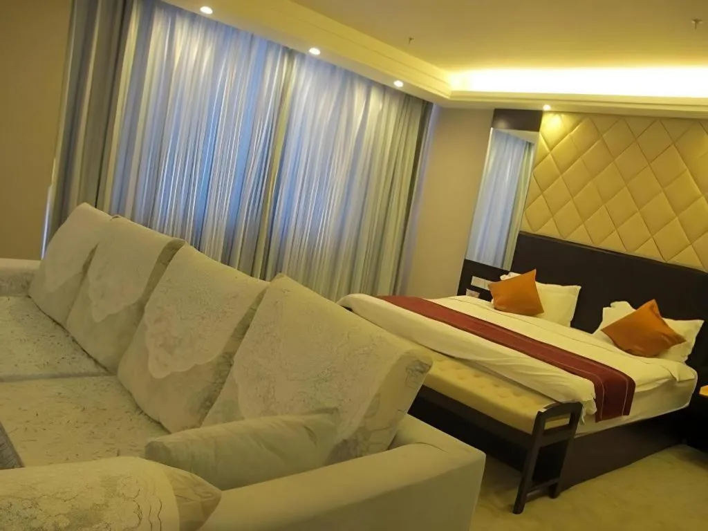 Bed in Aksu Pudong Holiday Hotel