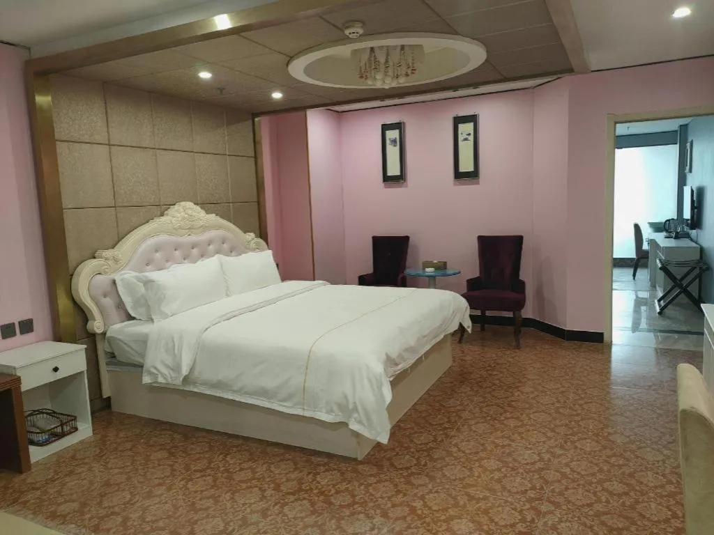 Bed in Aksu Pudong Holiday Hotel