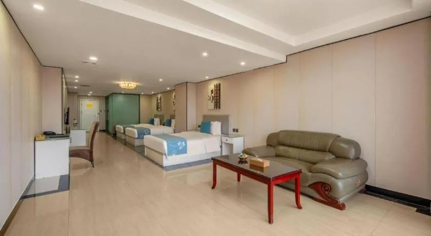 Bed in Aksu Pudong Holiday Hotel