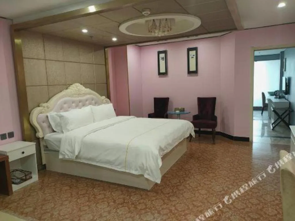 Bed in Aksu Pudong Holiday Hotel