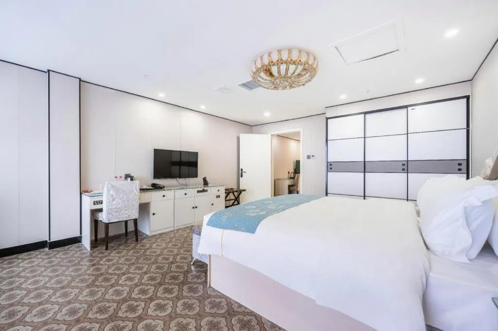 Bed in Aksu Pudong Holiday Hotel