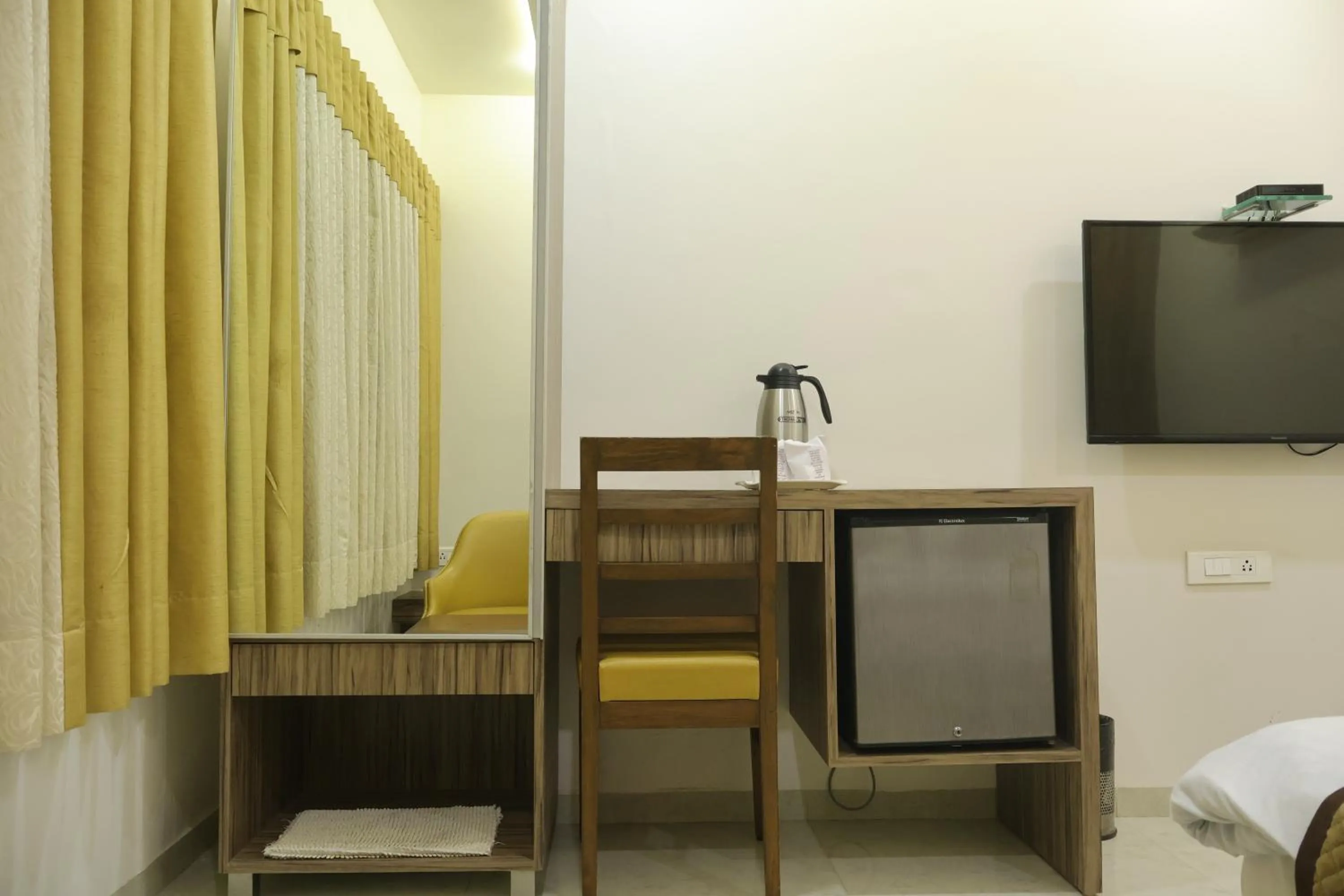 room service, Bed in Hotel Kabir