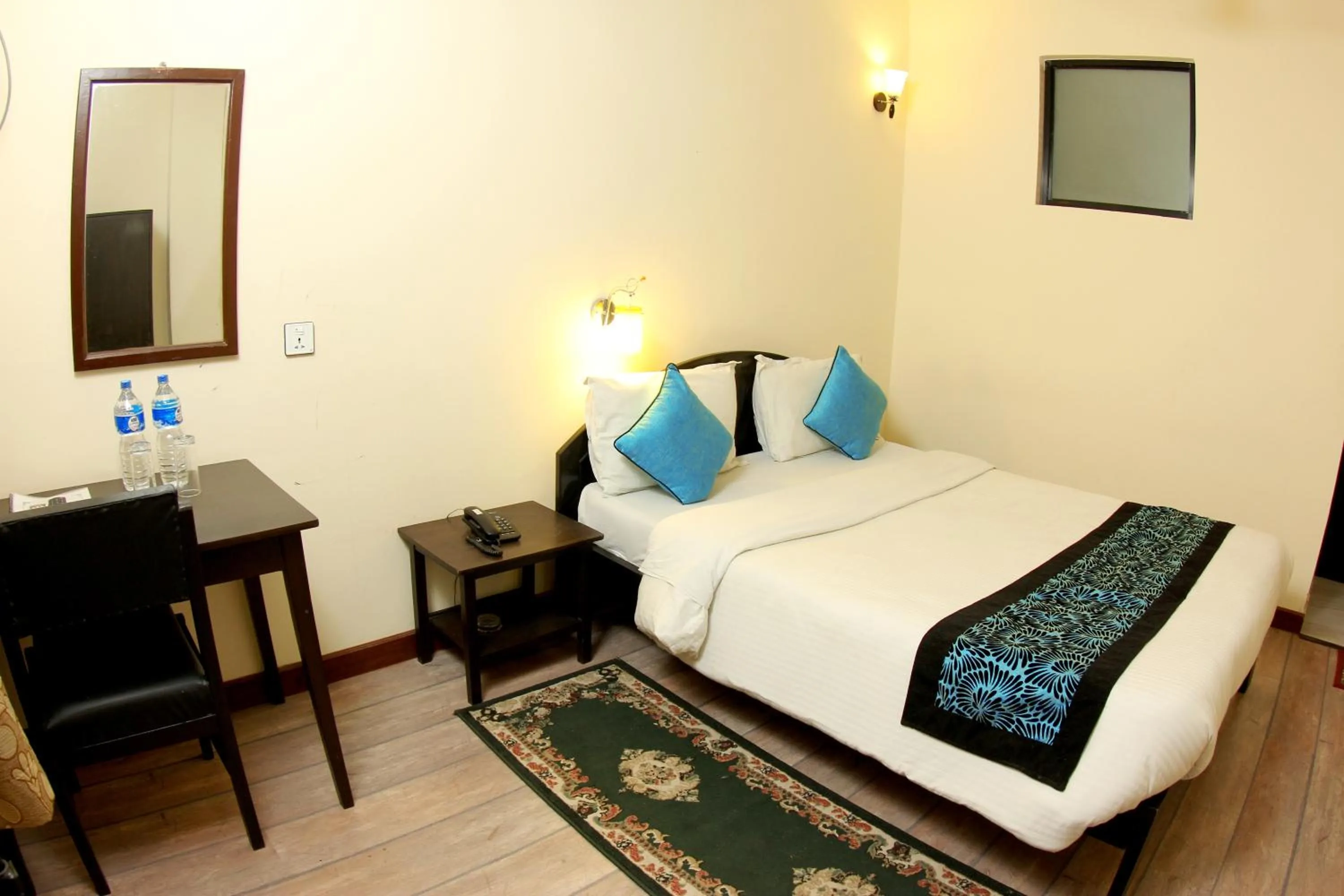 Photo of the whole room, Bed in Bag Packer's Lodge