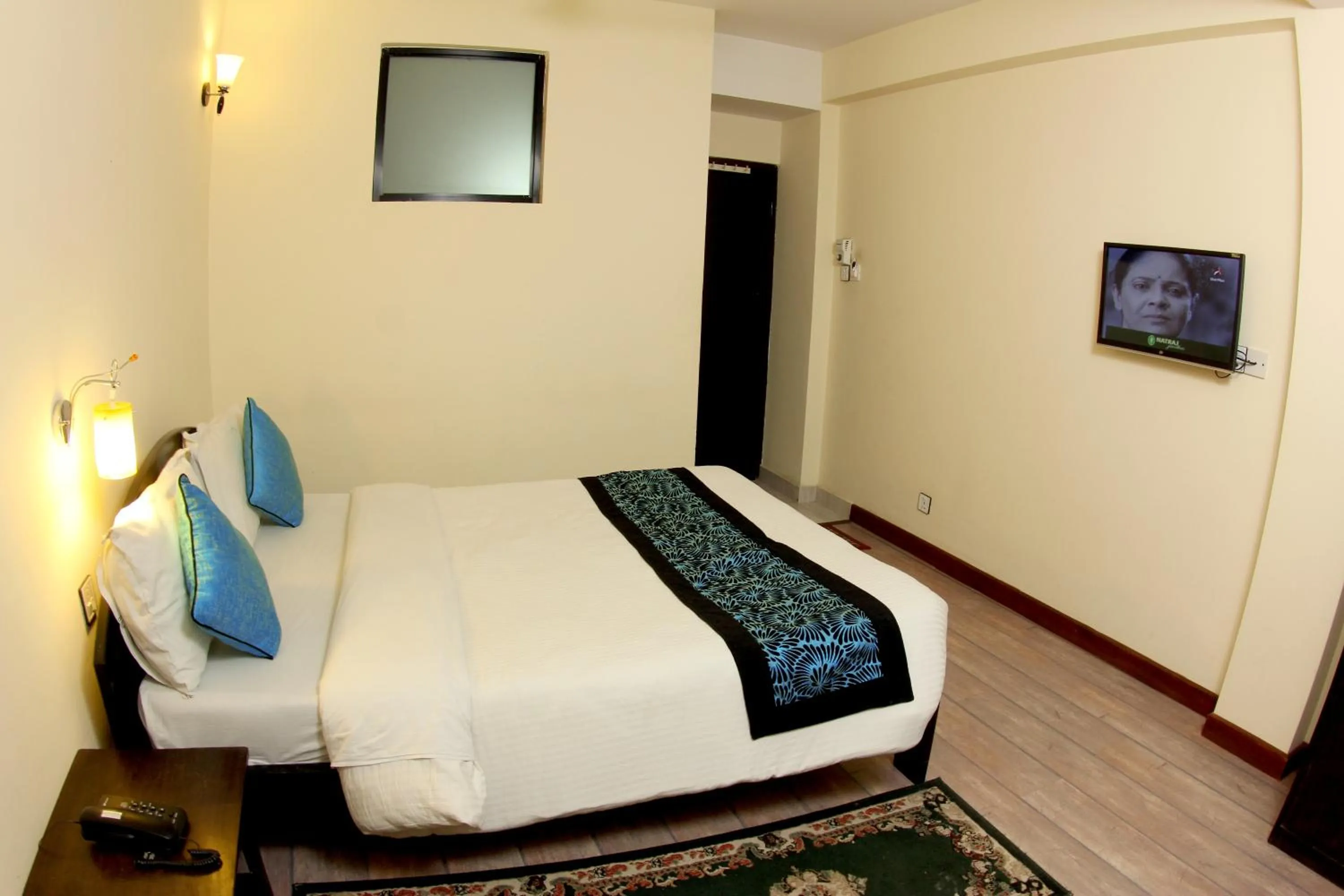 Photo of the whole room, Bed in Bag Packer's Lodge