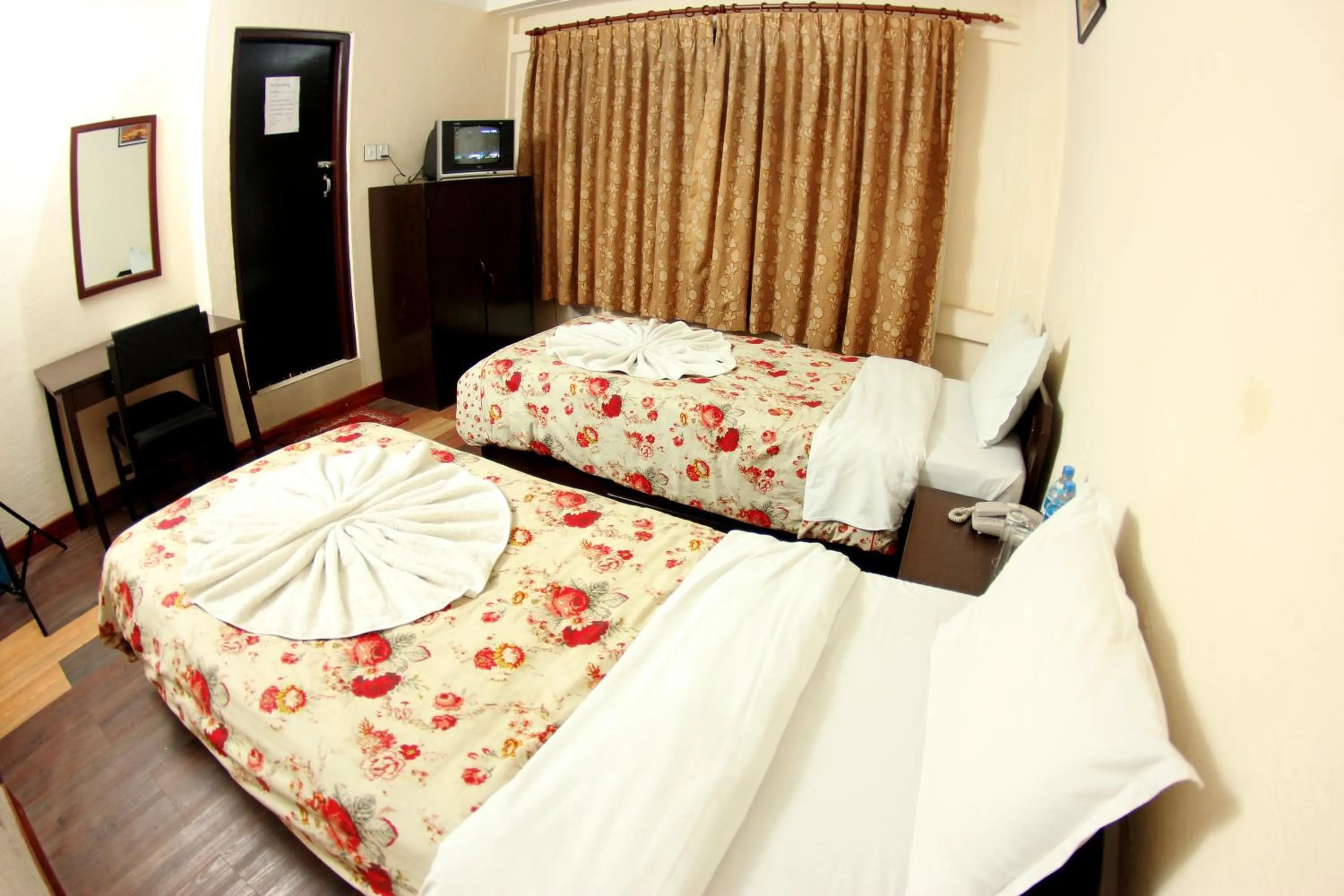 Photo of the whole room, Bed in Bag Packer's Lodge