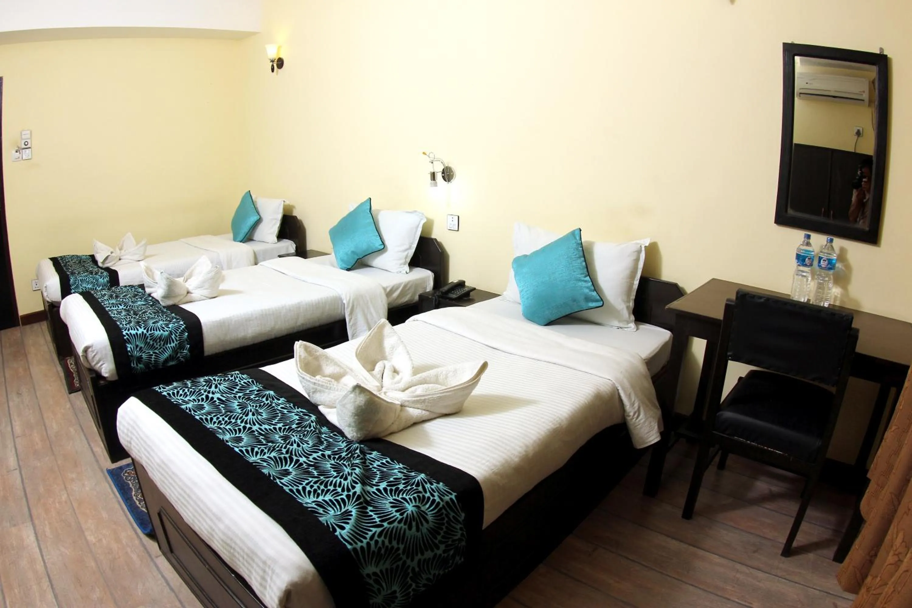 Photo of the whole room, Bed in Bag Packer's Lodge