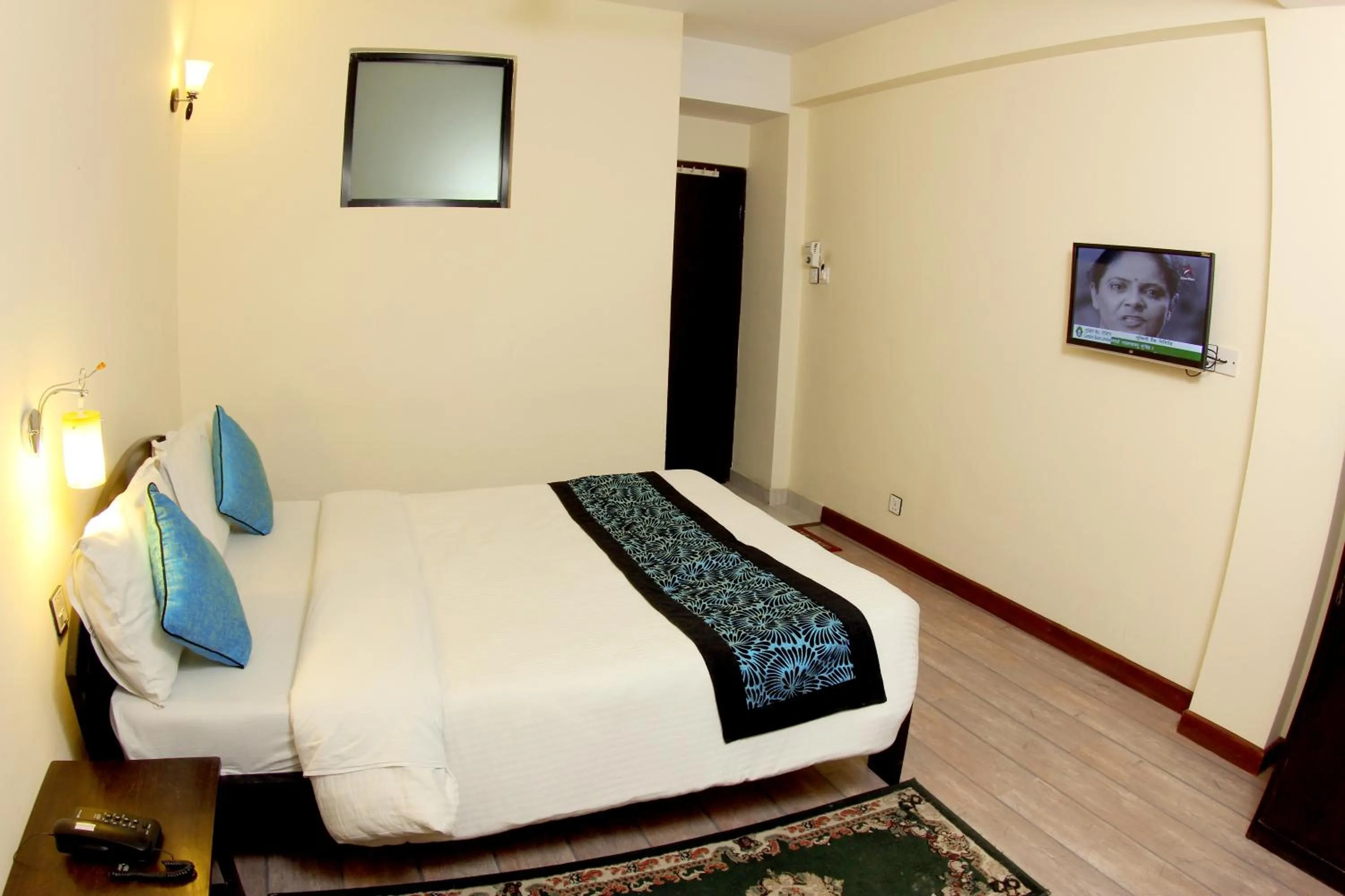 Photo of the whole room, Bed in Bag Packer's Lodge