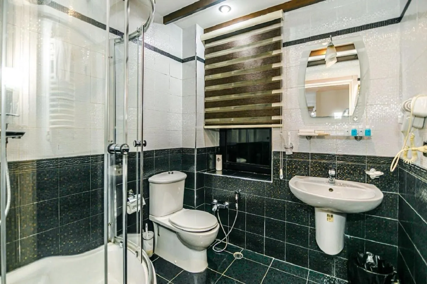 Shower in Deniz İnn Hotel