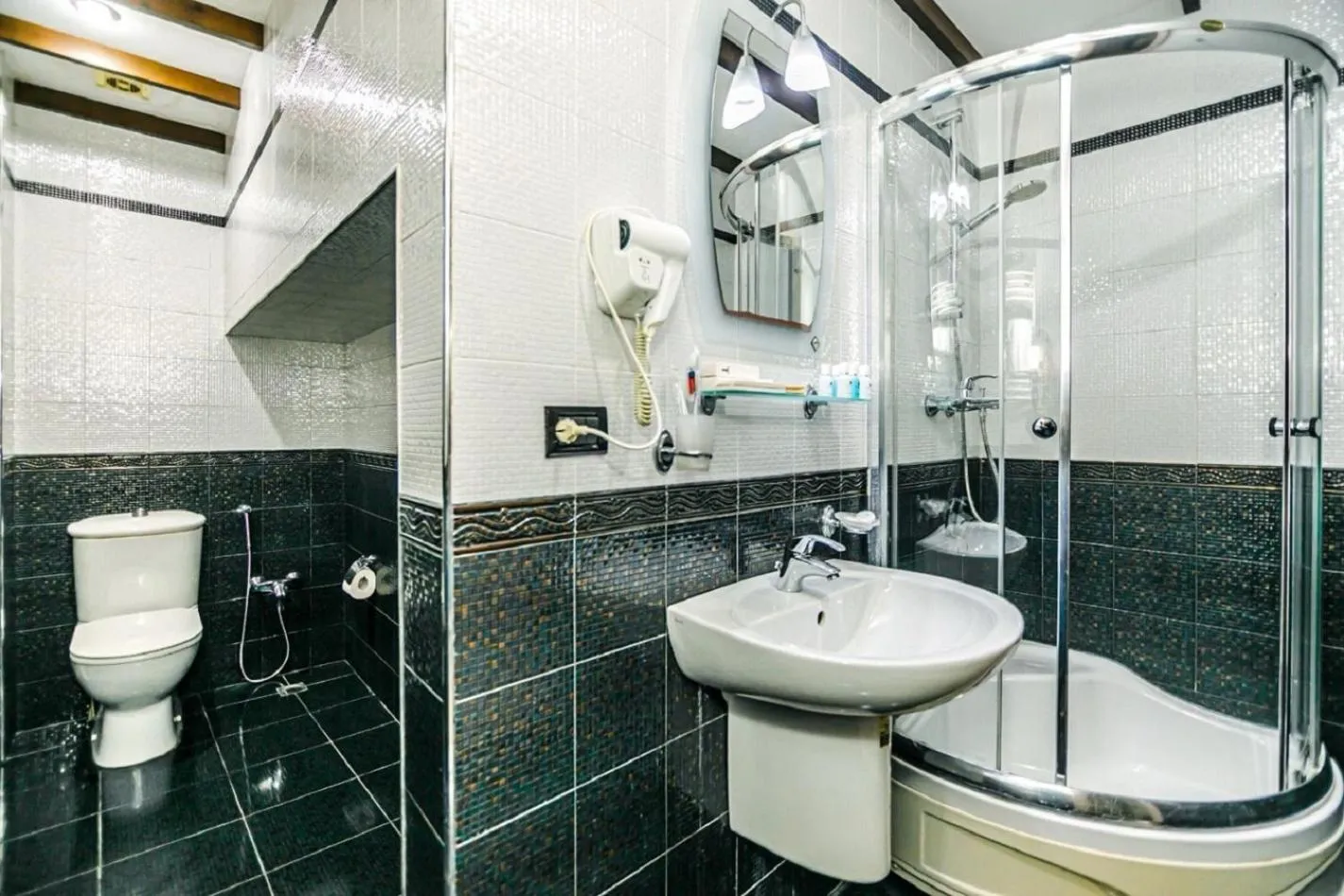 Shower in Deniz İnn Hotel