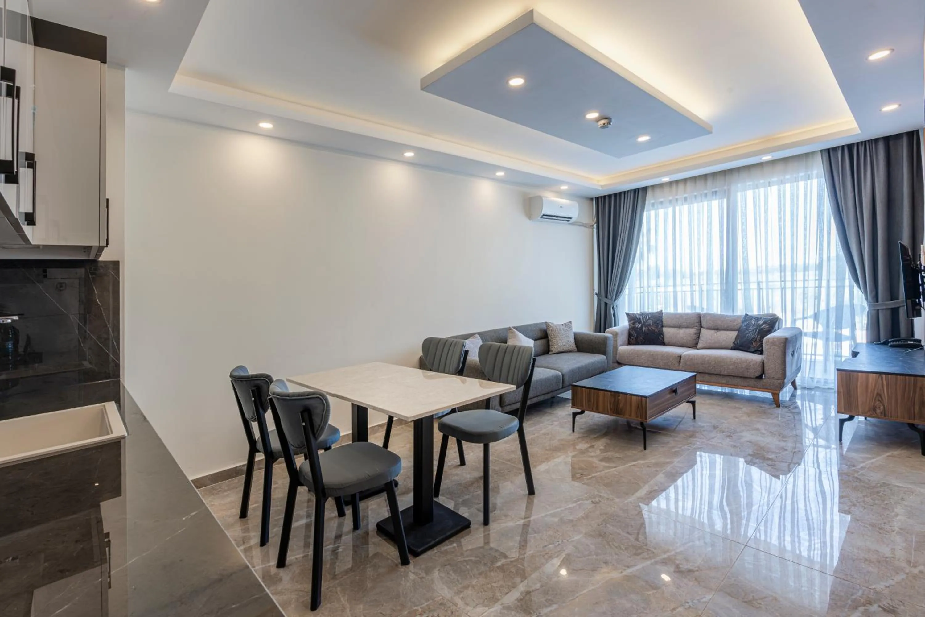 Food and drinks in Laristone Suite Spa Hotel