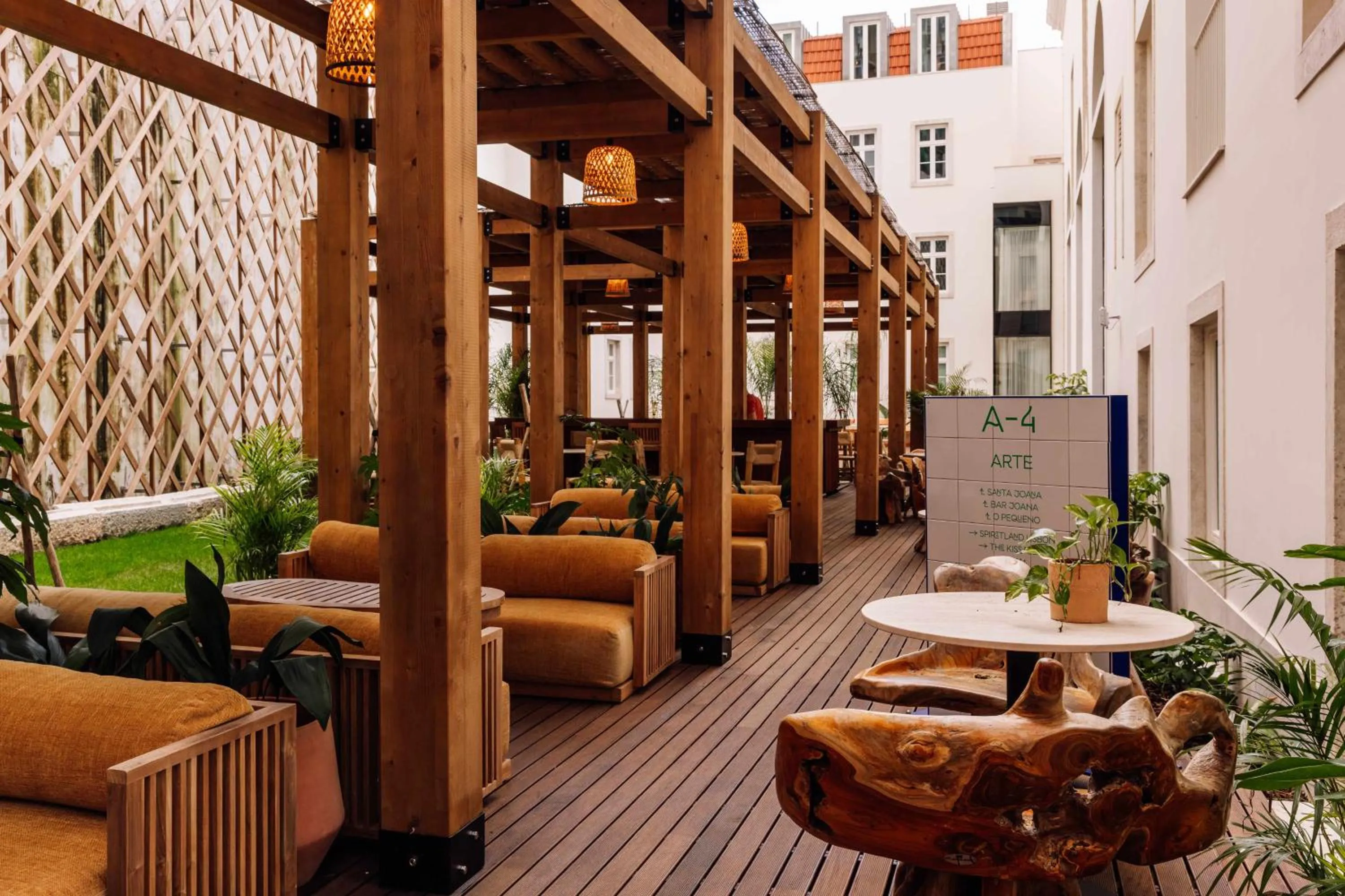 Restaurant/places to eat in Locke de Santa Joana