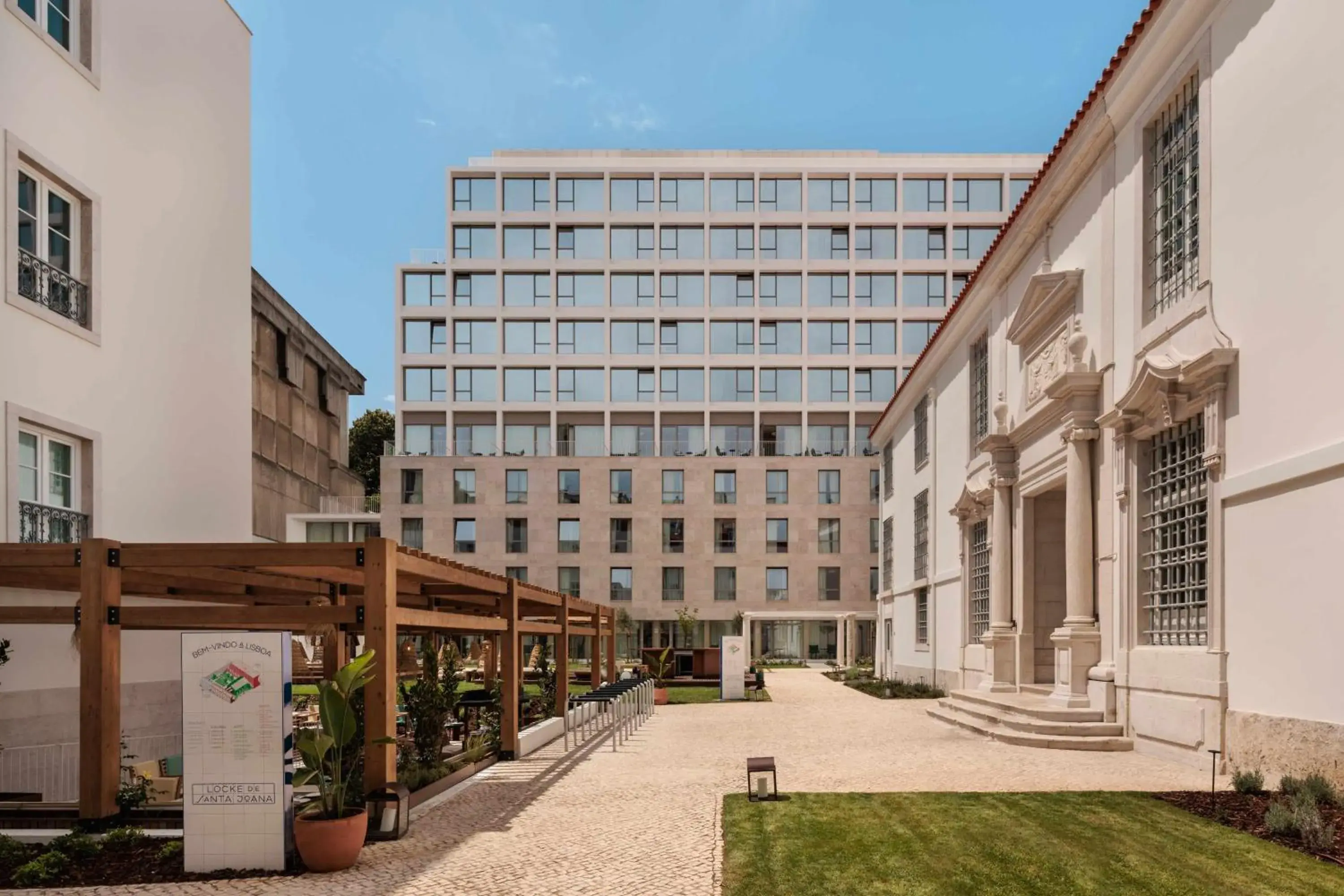 Inner courtyard view in Locke de Santa Joana Inner courtyard view in Locke de Santa Joana