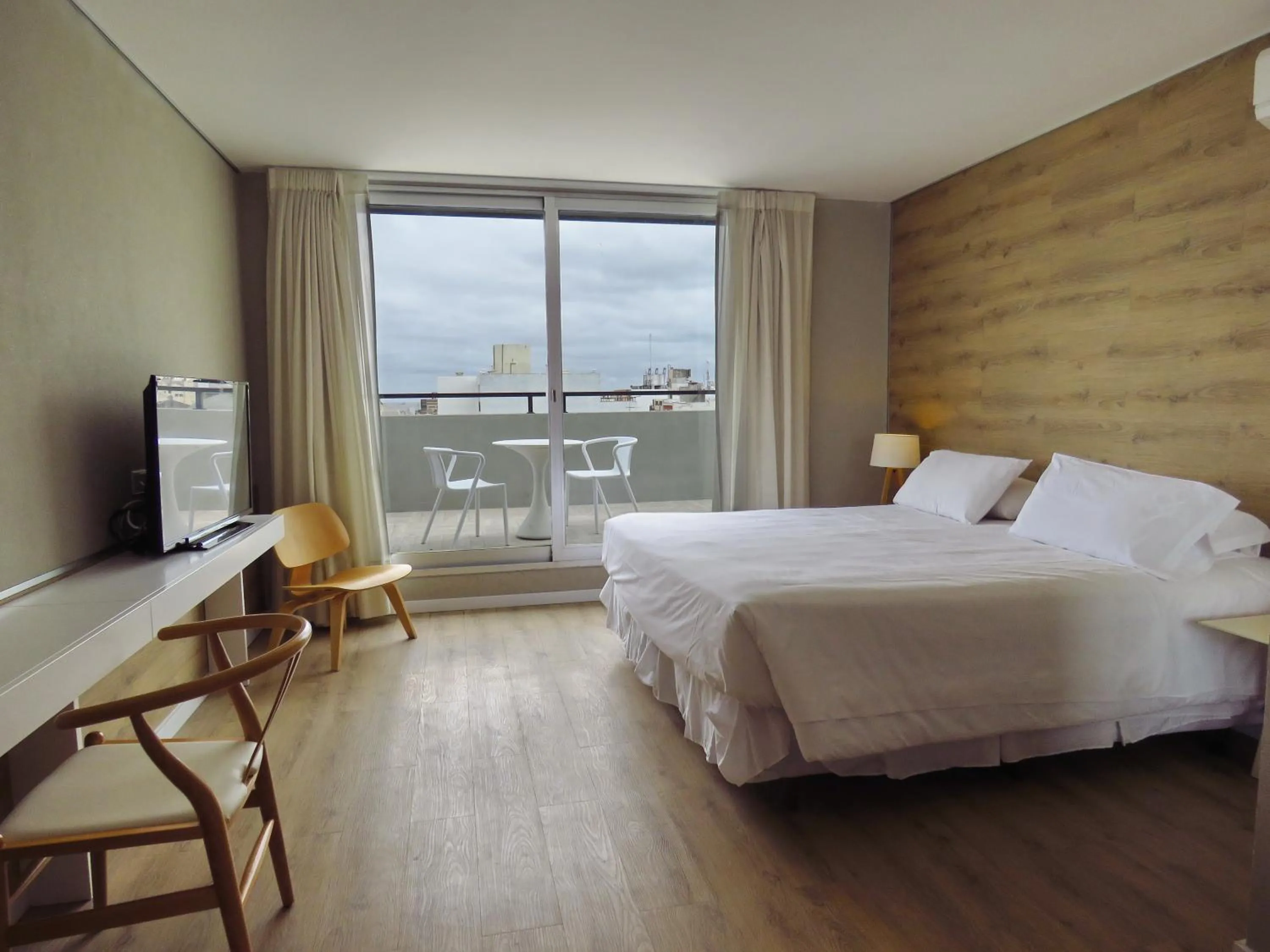Photo of the whole room, Bed in Smart Hotel Montevideo