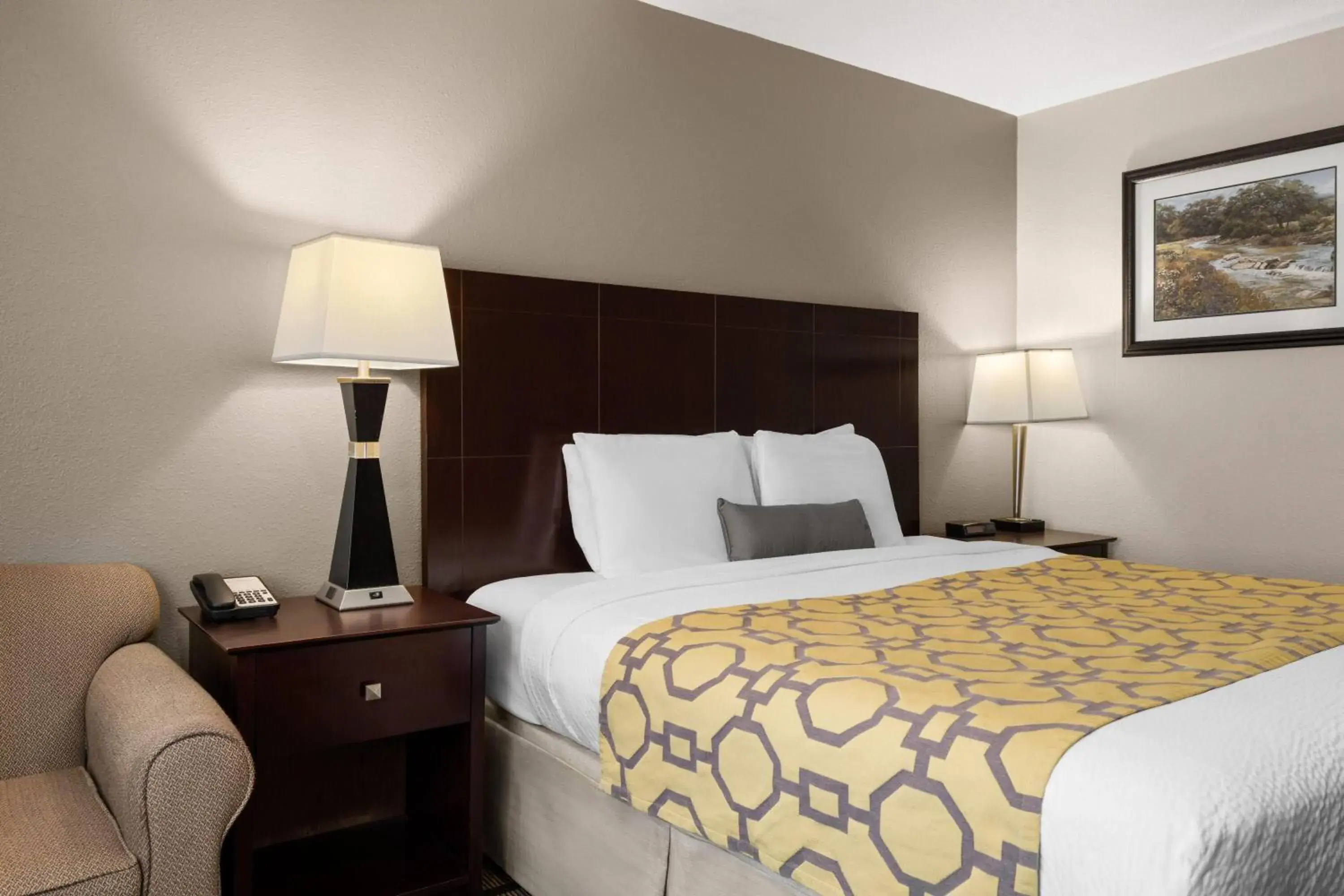 Photo of the whole room, Bed in Baymont by Wyndham Jefferson City Photo of the whole room, Bed in Baymont by Wyndham Jefferson City