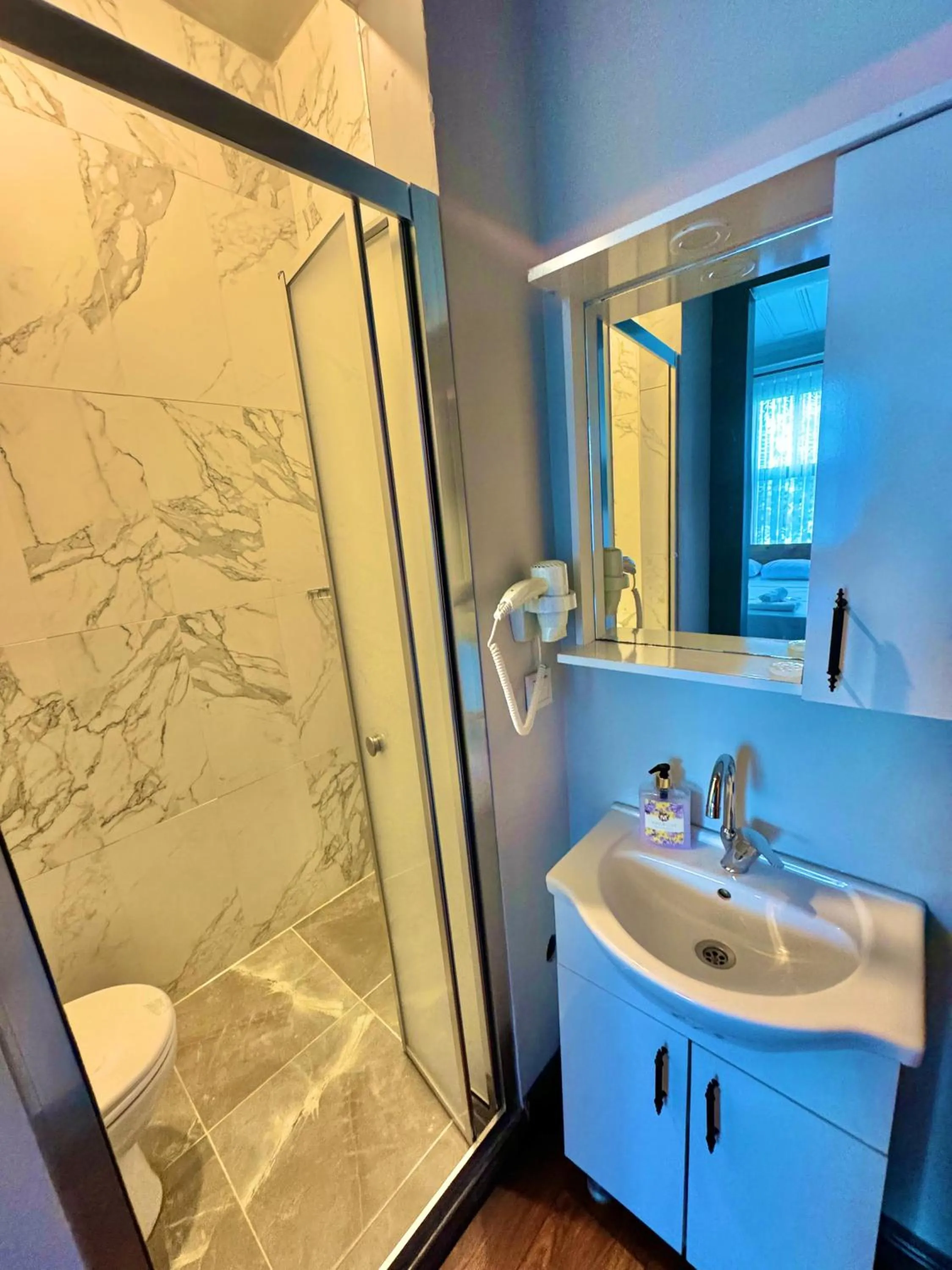 Shower in Otel Kadıköy